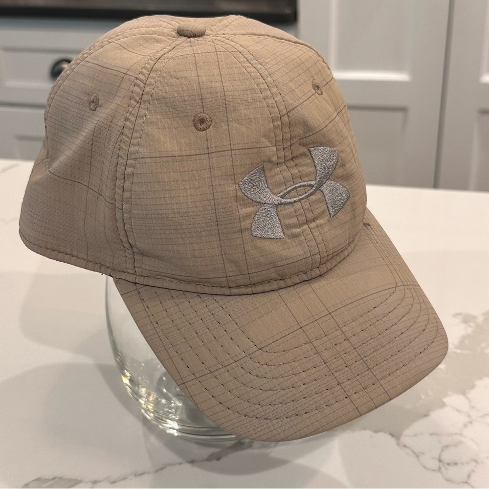 Under Armour UA Mens Beige Gray Heatgear Hat Cap Size L/XL Stretch Logo Outdoors